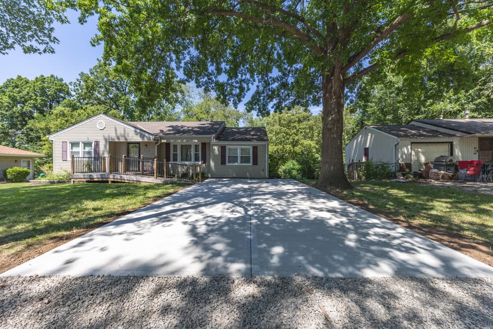 Gallery photos for Fresh Concrete Driveway for Enhanced Home Curb Appeal: Image #1